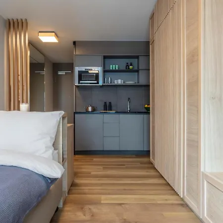 Homely! Skyview Frankfurt Airport, Fair, Rooftop, Gym! *