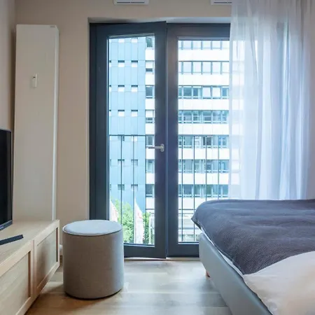 Homely! Skyview Frankfurt Airport, Fair, Rooftop, Gym! 프랑크푸르트